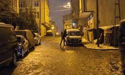 İstanbul - Sultangazi'de kar yağışı altında parkta arkadaşını tıraş etti