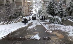 İstanbul - Ümraniye'de buzlanan yolda kayan otomobil takla attı