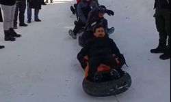 Kamyonete bağlanan ipe tutturulan şambrellerin üzerine oturup kaydılar