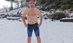 Kar altında denize girip yüzdü
