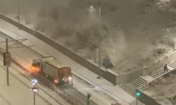 Kar topu isabet eden kar küreme aracı refüje çarptı; o anlar kamerada