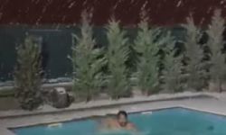 Kar yağarken havuza girdi