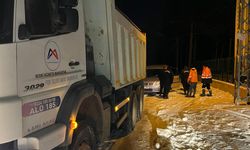 Kara saplanan aracı, belediye ekipleri kurtardı