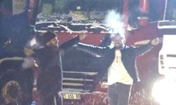 Kara yolunun açılmasını bekleyen TIR şoförleri, yeni yıla halay çekerek girdi