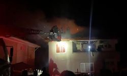 Karabük'te 2 katlı evin çatısı alev alev yandı