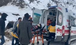 Kardan yolu kapanan mezradaki hasta kızakla ambulansa ulaştırıldı