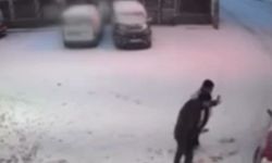 Karla kaplı yolda kayan otomobili durdurup, kazayı önlediler