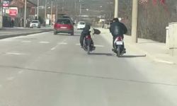 Kasksız sürücünün motosikleti yüzüstü yatarak kullandığı anlar kamerada