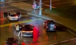 Kazaya karışanlar, sürücüyü darbetti; 3 gözaltı