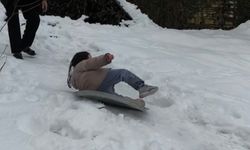 Köylülerin kar keyfi; naylon poşet ve tepsilerle kaydılar