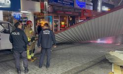 Manisa'da kuvvetli rüzgar, bir binanın çatısını uçurdu