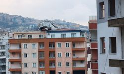 Mardin'de kuvvetli rüzgar 7 katlı binanın çatısını uçurdu