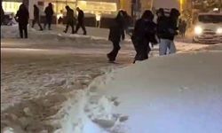 Mardin'de trafik polisleri, çocuklarla kar topu oynadı