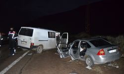 Minibüs ile otomobil kafa kafaya çarpıştı: 2'i ağır 6 yaralı