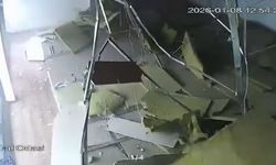Ofisin tavanı çöktü, 2 kişi son anda kurtuldu: O anlar kamerada