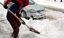'Örümcek Adam' kostümüyle depremzedeyi ziyaret etti, kaldırım temizleyip çocuklarla kar topu oynadı