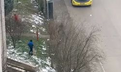 Otobüs şoförü kar topu atan çocukları sopayla kovaladı