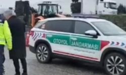 Otomobiliyle, 'U' dönüşü yapan otobüse çarpmaktan son anda kurtuldu