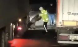 Polisin battaniyeli müdahalesiyle kayan TIR, yol kenarına çekildi