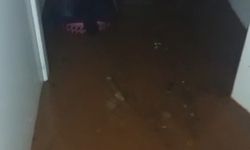 Reyhanlı'da sağanak yağış, su baskınlarına neden oldu