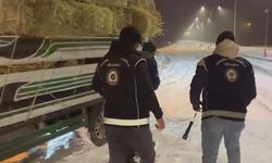 Saman balyalarının arasında 3 kaçak göçmen yakalandı