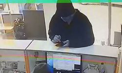 Satın almak için anlaştıkları cep telefonlarını, sahte kimlikle kargo firmasından alarak dolandırdılar