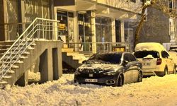 Siirt'te çatılardan düşen kar kütleleri araç ve iş yerlerinde hasara yol açtı