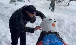 Şırnak'ta kuaför, kardan adamı tıraş etti