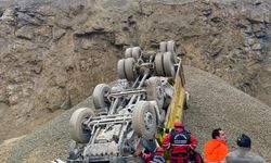 Taş ocağı sahasında devrilen kamyonun şoförü öldü