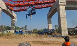 Tayland'da vinç trenin üzerine düştü: 22 ölü