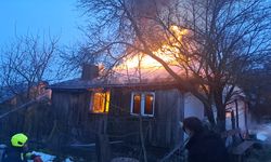 Tek katlı ev yanarak küle döndü