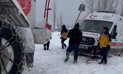Tokat'ta karda yolda kalan ambulansı ekipler kurtardı
