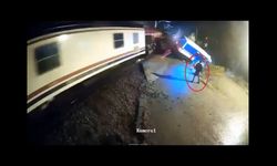 Tren, hemzemin geçitte minibüse çarptı; kaza kamerada