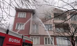 Yangında mahsur kalan çocuk ile kedileri itfaiye ekipleri kurtardı