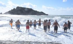 Yılın ilk günü denize girip 'turizm sadece yazla sınırlı değil' mesajı verdiler