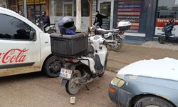 Yola fırlayan çocuğa çarpmamak için ani manevra yaptı, motosikletten düşüp yaralandı