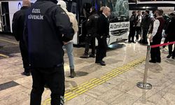 Yolcu otobüsü, perondaki yolcuya çarpıp terminal binasına daldı