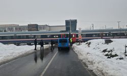 Yolcu treni, hemzemin geçitte belediye otobüsüne çarptı; 1 yaralı