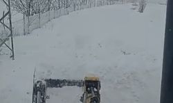 Yolu kardan kapanan mezradaki hastanın ilaçları kepçeyle ulaştırıldı