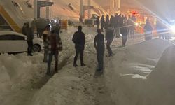 Yüksekova'da araçlar kara gömüldü, 177 yerleşim yerinin yolu kapalı (4)