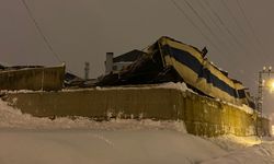 Yüksekova'da araçlar kara gömüldü, 177 yerleşim yerinin yolu kapalı (5)