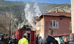 2 katlı evdeki yangını itfaiye söndürdü