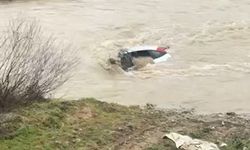 Bolu'da otomobil dereye uçtu