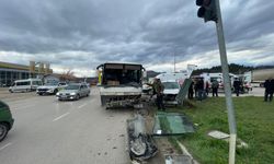 Hafif ticari araç ile midibüs çarpıştı: 6 yaralı