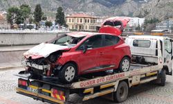 Hafif ticari araçla çarpışan otomobil, nehre uçtu; anne ile kızı yaralı