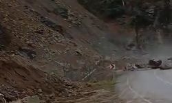 Kapalı köy yolunda heyelan temizliği (2)