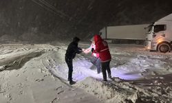 Kar nedeniyle yolda kalanlara Kızılay ve AFAD kumanya dağıttı
