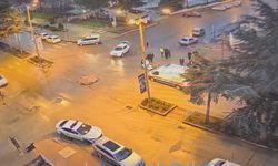 Motosikletin hafif ticari araca çarptığı kaza kamerada: 2 yaralı