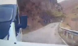 Okul servis minibüsünün otomobille çarpıştığı kaza kamerada