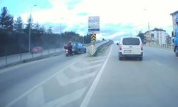 Otomobilin bariyere çarptığı kaza anı kamerada